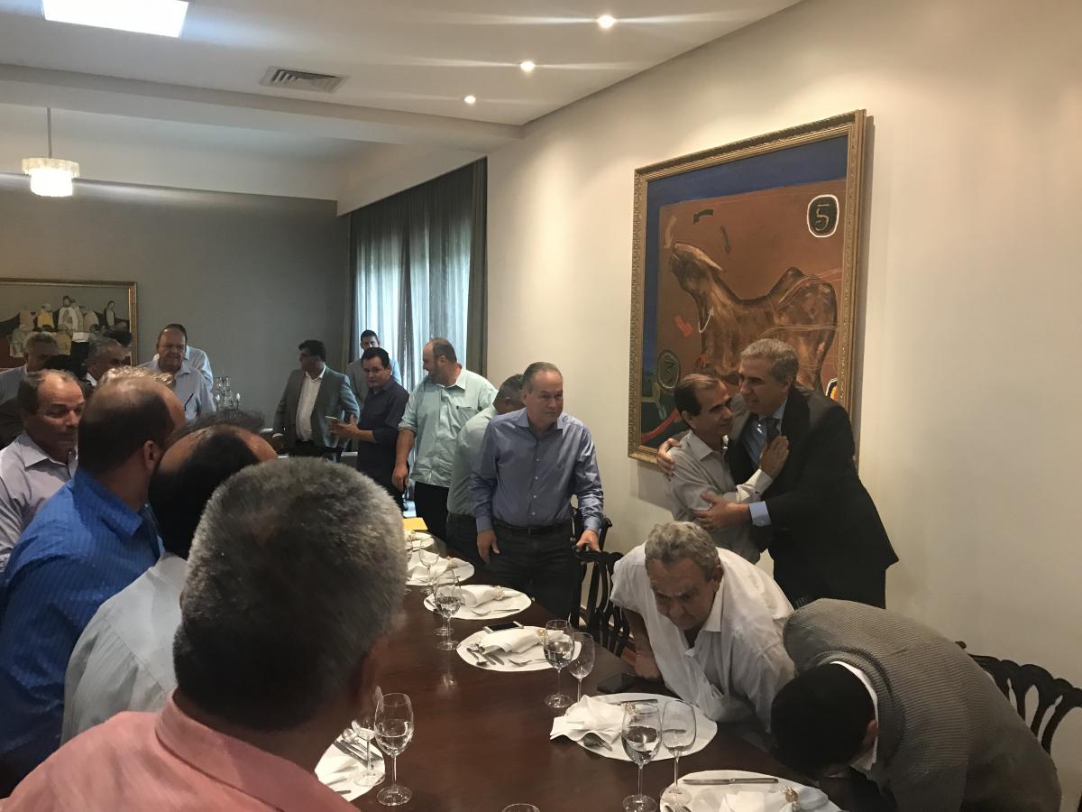 Prefeitos participam de encontro de confraternização com José Éliton